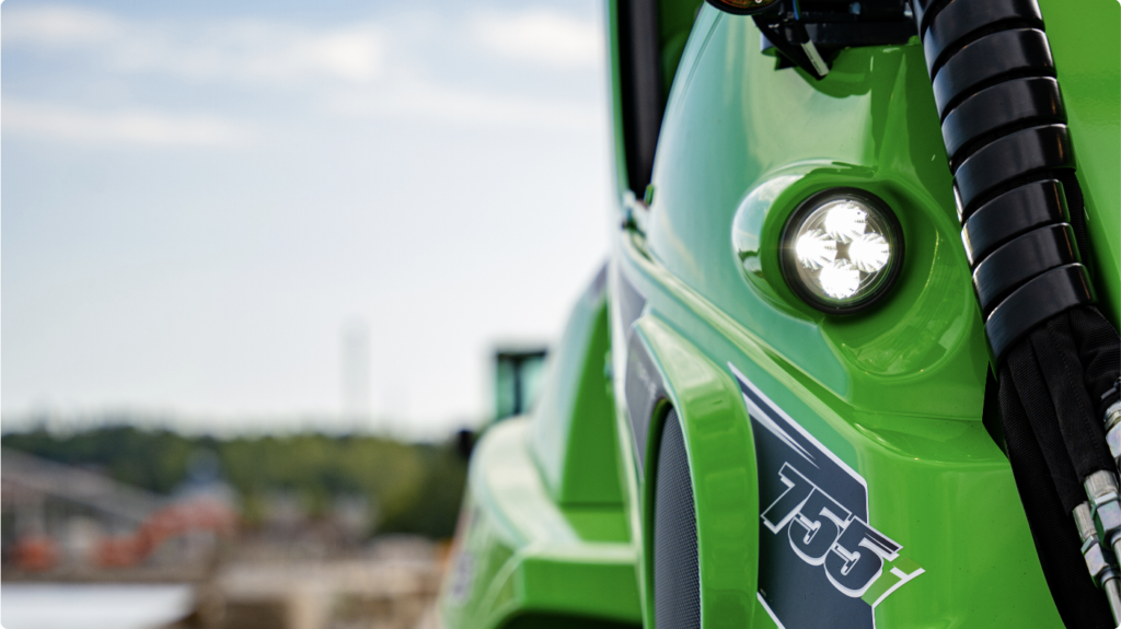 Close-up photo of Avant 755i loader